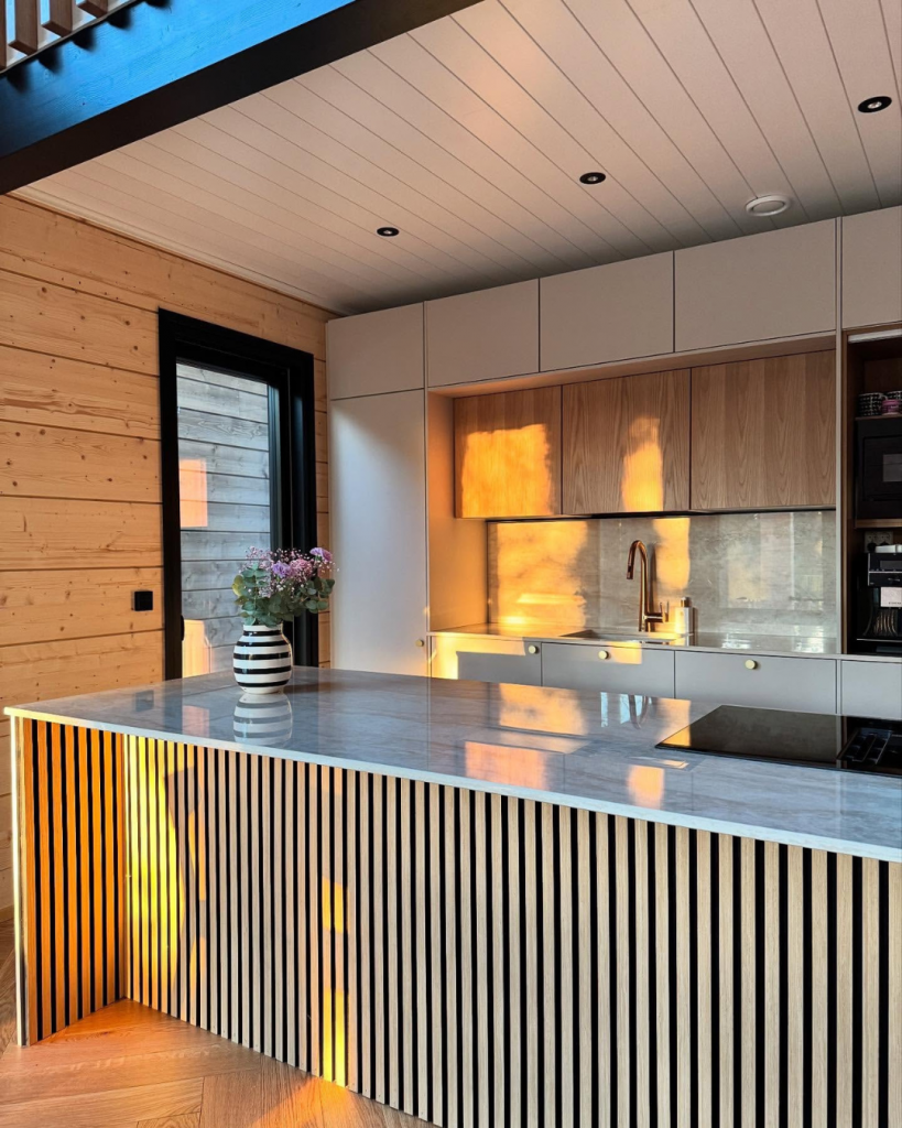 Mammuttihirsitalo Villa Mäntykallion keittiössä on käytetty monipuolisesti erilaisia puumateriaaleja