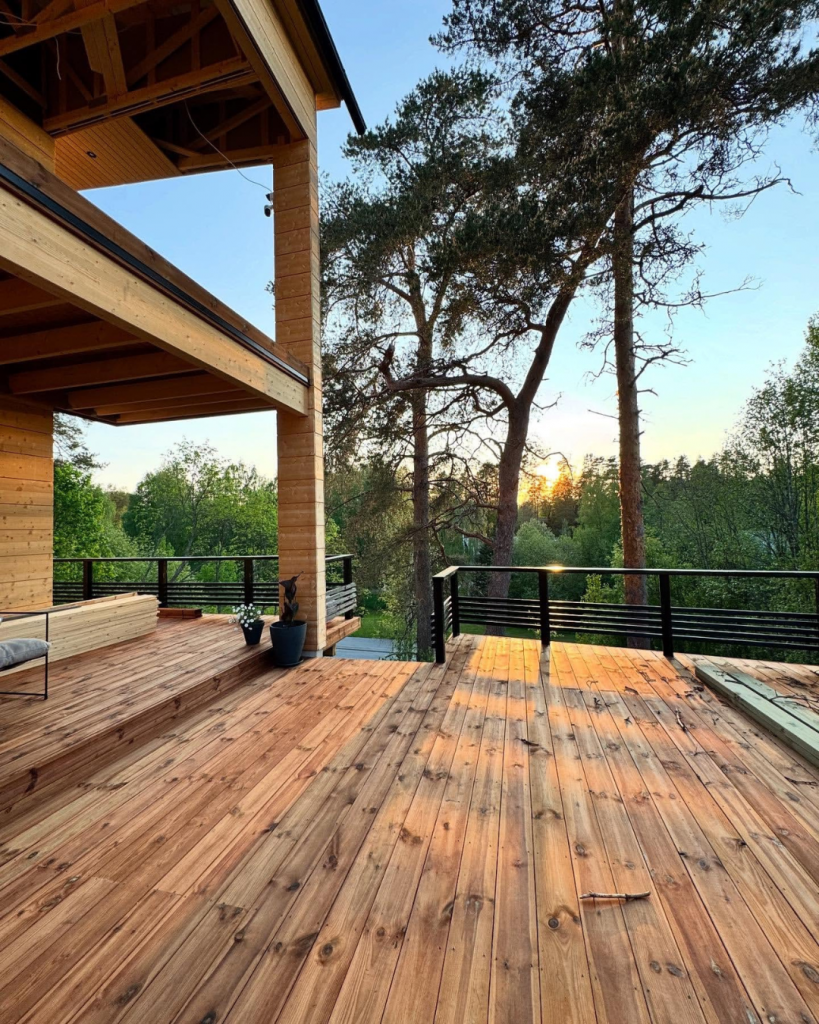 Mammuttihirsitalo Villa Mäntykallion hulppeat terassit